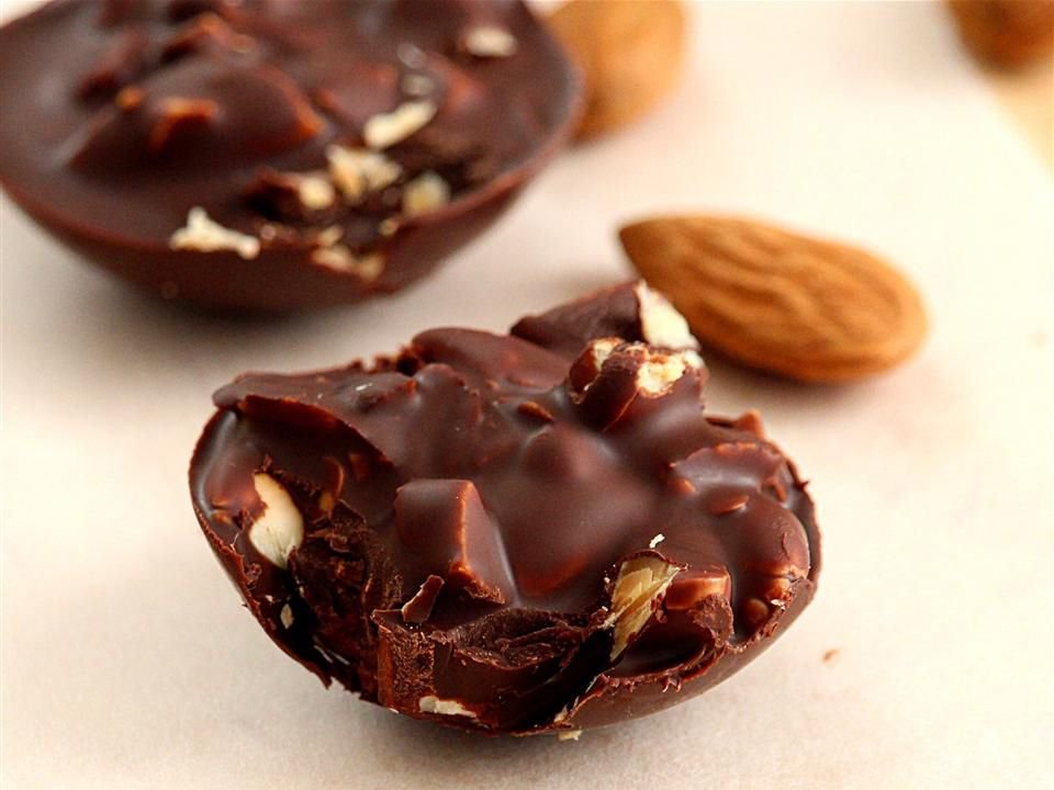 4391970-dark-chocolate-almond-rocks-Buckwheat-Queen-4x3-1-55c8b1fee23544268b3ba39c2dc09d34 Almond Chocolate 250 g - Image 1